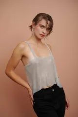 Top de malla de strass color plata, con escote recto, tirantes anchos y espalda descubierta.