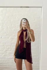 Top color borgoña con cuello halter y lazo ajustable en el frente.