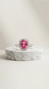 Anillo de plata 925 con diseño rectangular, protagonizado por una circonia ovalada central en color fucsia rodeada por un halo de pequeñas circonias brillantes.