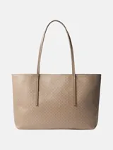 Cartera tote Calvin Klein de color beige con estampado geométrico de monogramas, asas dobles de hombro y diseño estructurado. Incluye una cartera mini interior.