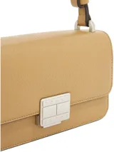 Cartera bandolera Tommy Jeans color beige con acabado granulado y logo metálico plateado en el frente.