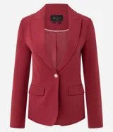 Blazer de sastrería en crepé color negro, con cuello solapa, cierre frontal de un solo botón dorado y bolsillos laterales con solapa.