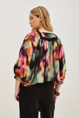 Camisa de viscosa con estampado abstracto multicolor, corte holgado, cuello redondo con cordones y mangas tres cuartos.