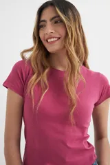 Remera básica color crema de algodón, con cuello redondo y mangas cortas.