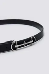 Cinturón fino de color negro con hebilla metálica plateada de diseño ecuestre.