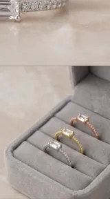 Anillo triple compuesto por tres bandas finas con baño de oro y oro rosa, cada una decorada con una circonia en corte rectangular.