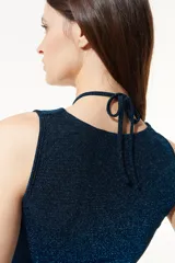 Top elastizado de lurex azul con aberturas en el frente, escote pronunciado y ajuste en el cuello.