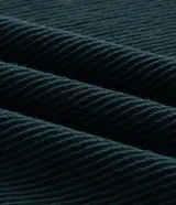 Remera masculina de cuello redondo y manga corta, confeccionada en tejido de media malla con textura vertical en toda la prenda.