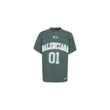 Remera Balenciaga de corte oversize y manga corta, en color verde oscuro. Presenta un estampado frontal con tipografía deportiva estilo universitario que dice 'BALENCIAGA' y el número '01', además de un pequeño logo superior y una etiqueta en el dobladillo.