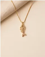 Collar de bronce dorado con cadena fina y dije en forma de esqueleto de pescado con incrustaciones de circonia.