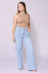 Pantalón de jean celeste, corte wide leg, tiro alto y con lycra.