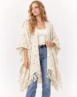 Ruana de punto color beige con diseño de rombos texturizados, aplicación de perlas y flecos en el ruedo.