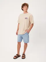 Remera de algodón blanca de corte holgado, con estampa en la espalda de estilo vintage inspirada en el surf.