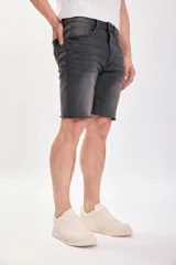 Bermuda de jean gris oscuro con bajo deshilachado.