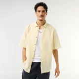Camisa de manga corta color amarillo, confeccionada en mezcla de lino, con cuello clásico y cierre frontal de botones.