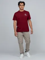 Remera de algodón regenerativo color bordó, de corte regular, cuello redondo y manga corta. Presenta un pequeño logo estampado con el monograma de Calvin Klein en el pecho.