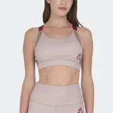Top deportivo Le Coq Sportif Training Pro color beige claro, con paneles laterales en gris topo y tirantes en color vino tinto. Presenta perforaciones en la zona del pecho para ventilación y el logo del gallo en color vino tinto en el frente.