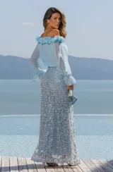 Falda larga de corte recto, color celeste, cubierta completamente de lentejuelas con diseño floral.