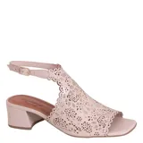 Sandalias de cuero color beige claro, con diseño calado láser en el empeine, taco cuadrado medio y tira ajustable en el talón con hebilla dorada.