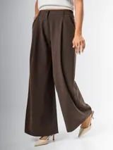 Pantalón wide leg marrón de tela sastrera con pinzas y elástico en la cintura.