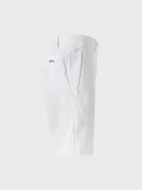 Shorts Boss Green modelo S_Phoenix Slim Fit, color blanco, de corte ajustado y diseño clásico con bolsillos laterales y traseros, y el logo de la marca bordado en el bolsillo posterior.