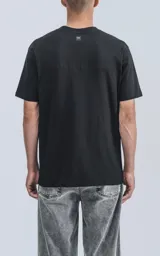 Remera de manga corta y cuello redondo, color negro, confeccionada en algodón premium de tacto suave. Presenta un calce regular con un recorte distintivo en la espalda.