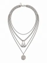 Collar multicapa de acero color plateado, compuesto por cuatro cadenas de diferentes estilos con dijes colgantes en forma de gota y una medalla texturizada.