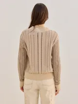 Sweater gris oscuro de punto con diseño texturizado de rayas verticales, cuello redondo y mangas largas con puños acanalados.