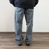 Pantalón de jean con corte baggy, de tiro medio y pierna ancha, en color azul claro con efecto lavado.