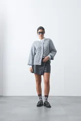 Short tipo skort de cuero sintético color marrón, con diseño envolvente y tiro medio.
