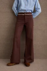 Pantalón de vestir azul marino de corte recto y tiro alto, con detalle de volados en la cintura y cierre frontal.