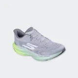 Championes de running Skechers Aero Spark, color gris con suela degradada en tonos verde y amarillo fluor. Presentan capellada de malla transpirable, cordones y el logo de la marca en el lateral.