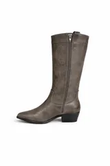 Botas texanas de caña alta en color gris, con diseño de bordados decorativos en el frente y laterales. Presentan punta fina y taco cuadrado bajo.