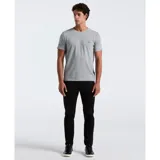 Remera gris de algodón orgánico, de corte entallado y cuello redondo. Presenta logo de pingüino bordado en el pecho.