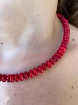 Gargantilla de cuentas rojas.