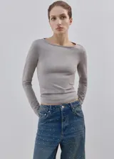 Jeans de denim azul de corte wide leg, con aplicación de pequeños tachas o strass plateados en toda la prenda.