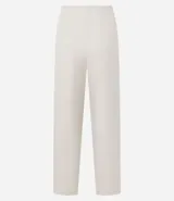 Pantalón zanahoria de sastrería color blanco, con cintura alta, trabillas y botón contrastante.