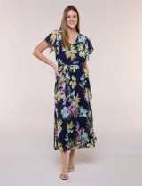 Vestido midi azul marino con estampado floral multicolor, confeccionado en gasa liviana con falda plisada. Tiene escote en V, mangas cortas estilo mariposa y lazo ajustable en la cintura.