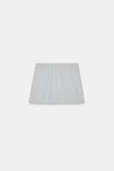 Falda corta gris melange de tiro medio con cintura elástica, confeccionada en hilatura con mezcla de algodón. Cuenta con forro interior tipo shorts del mismo tejido.