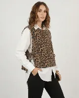 Chaleco corto de tejido de punto con estampado animal print, diseño abierto en los laterales con tiras para atar y cuello redondo.