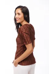 Blusa marrón de poliéster con textura plisada, cuello redondo y mangas cortas con volados.