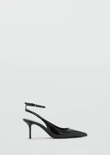 Zapato tipo slingback de tacón de aguja, con acabado efecto charol, punta fina y cierre de hebilla ajustable al tobillo.