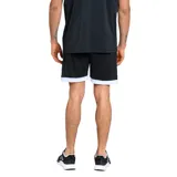 Short deportivo Umbro de color negro con detalles en blanco en el ruedo y logo de la marca estampado en la pierna izquierda.