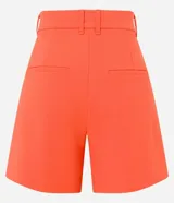 Short negro de tiro alto confeccionado en crepé con trabillas en la cintura, cierre tradicional, pliegues y recortes traseros.