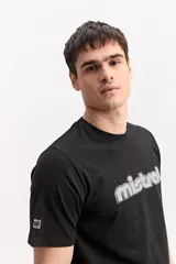Remera negra de algodón con cuello redondo, manga corta y estampa frontal con la inscripción "mistral" en tonos grises.