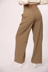 Pantalon sastrero de corte recto y tiro alto, con pretina ancha, cierre frontal con botón y bolsillos laterales.