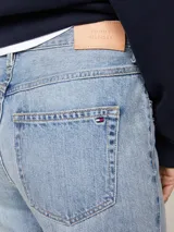 Pantalón de jean celeste de corte recto, con rotura en la rodilla y efecto desgastado.