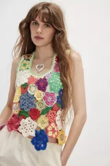 Top tejido a crochet con diseño floral multicolor.