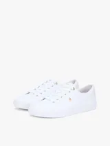 Zapatillas Tommy Hilfiger modelo Lulu Gold, de color blanco y diseño de corte bajo. Están confeccionadas en capellada sintética con cordones blancos, ojetes metálicos dorados y forro interno de algodón. Presentan detalles distintivos de la marca y monograma TH en el lateral.