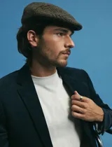 Saco sport de pana color marrón, con cuello de solapa, cierre frontal de dos botones, bolsillos laterales con tapa y puños con botones.